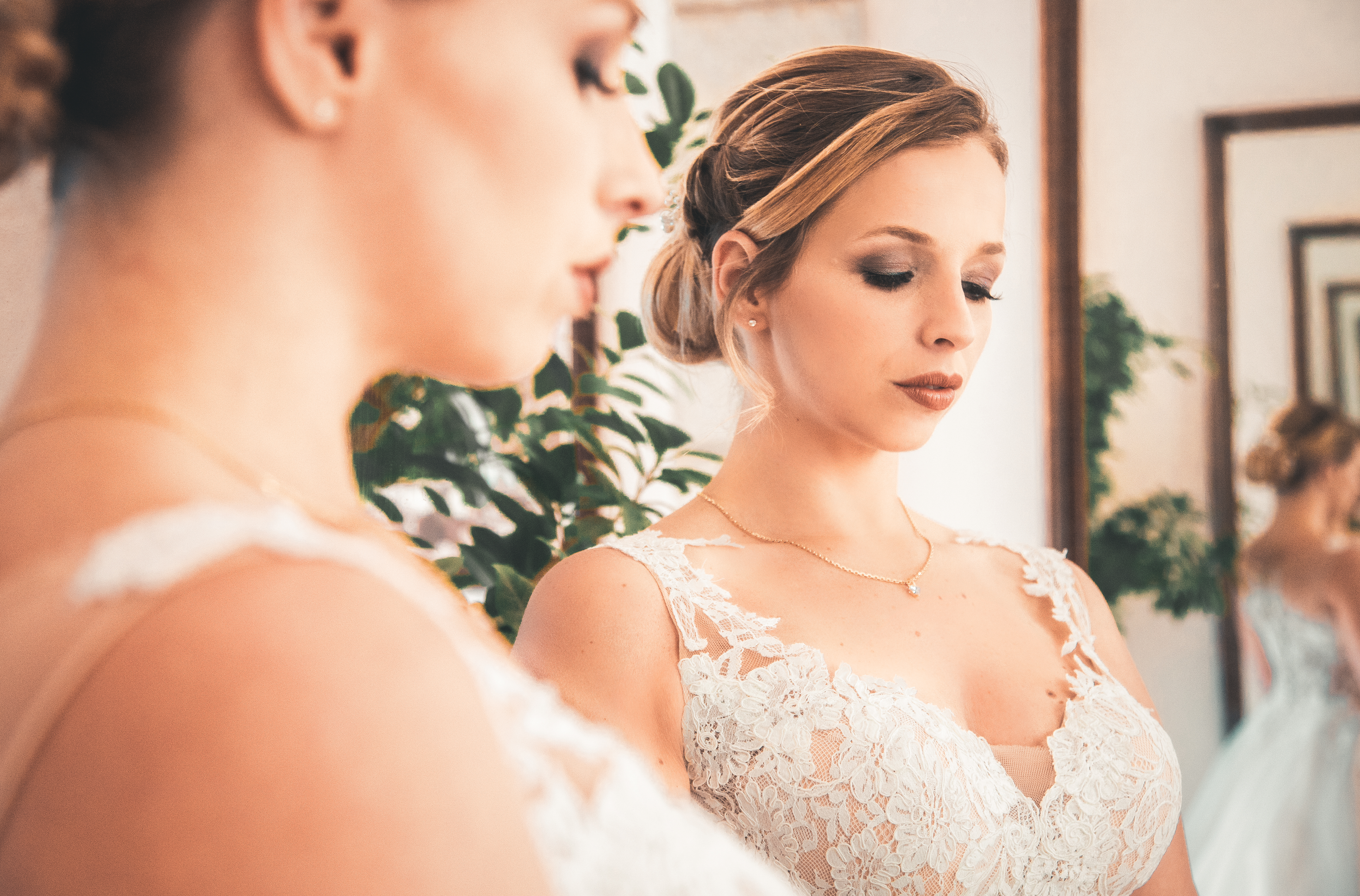 Couple de mariés échangeant leurs vœux au bord du lac d’Annecy, photo par Alex Wong
