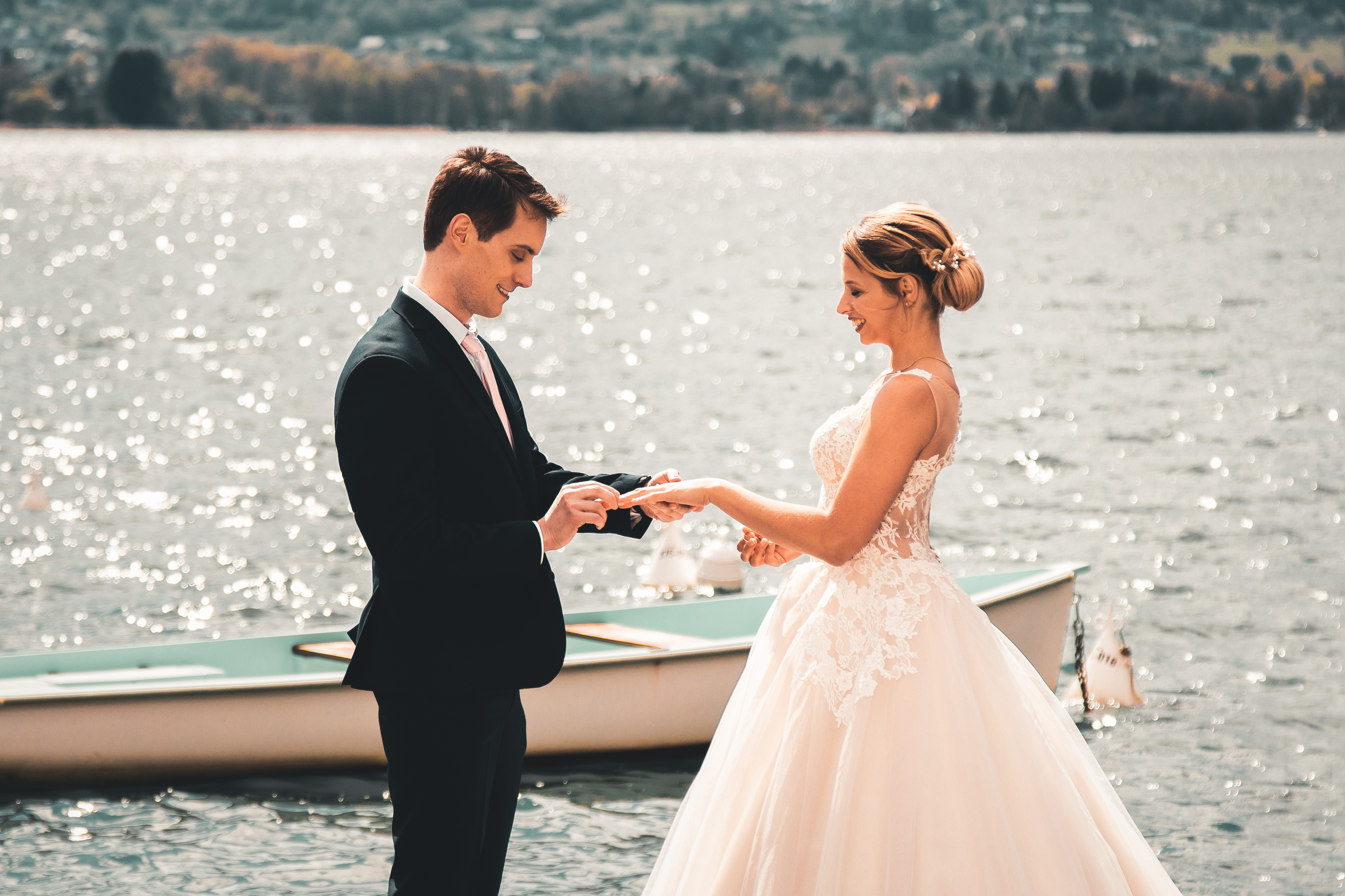 Couple de mariés échangeant leurs vœux au bord du lac d’Annecy, photo par Alex Wong