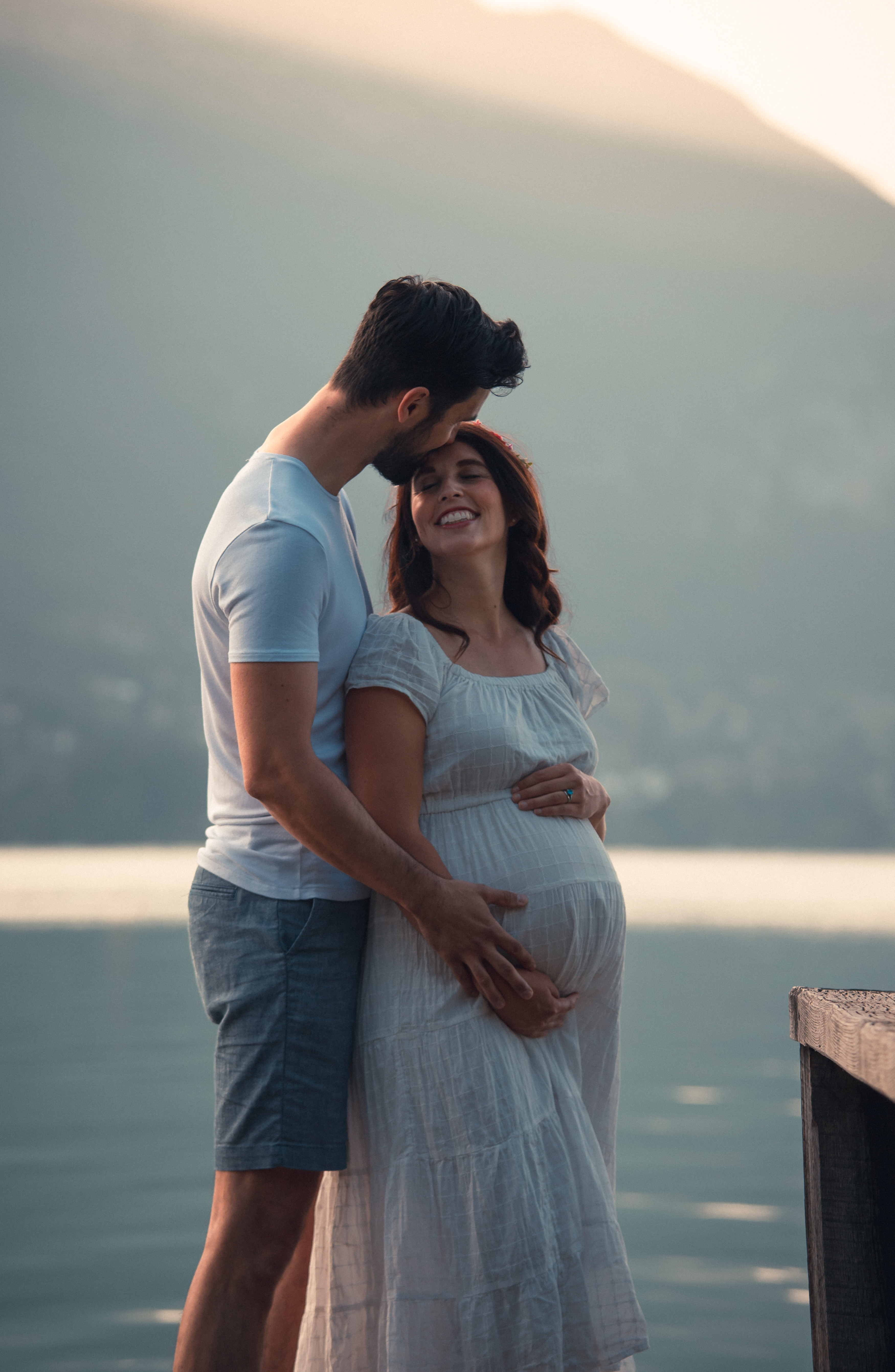 Couple s’embrassant devant un paysage naturel à Annecy