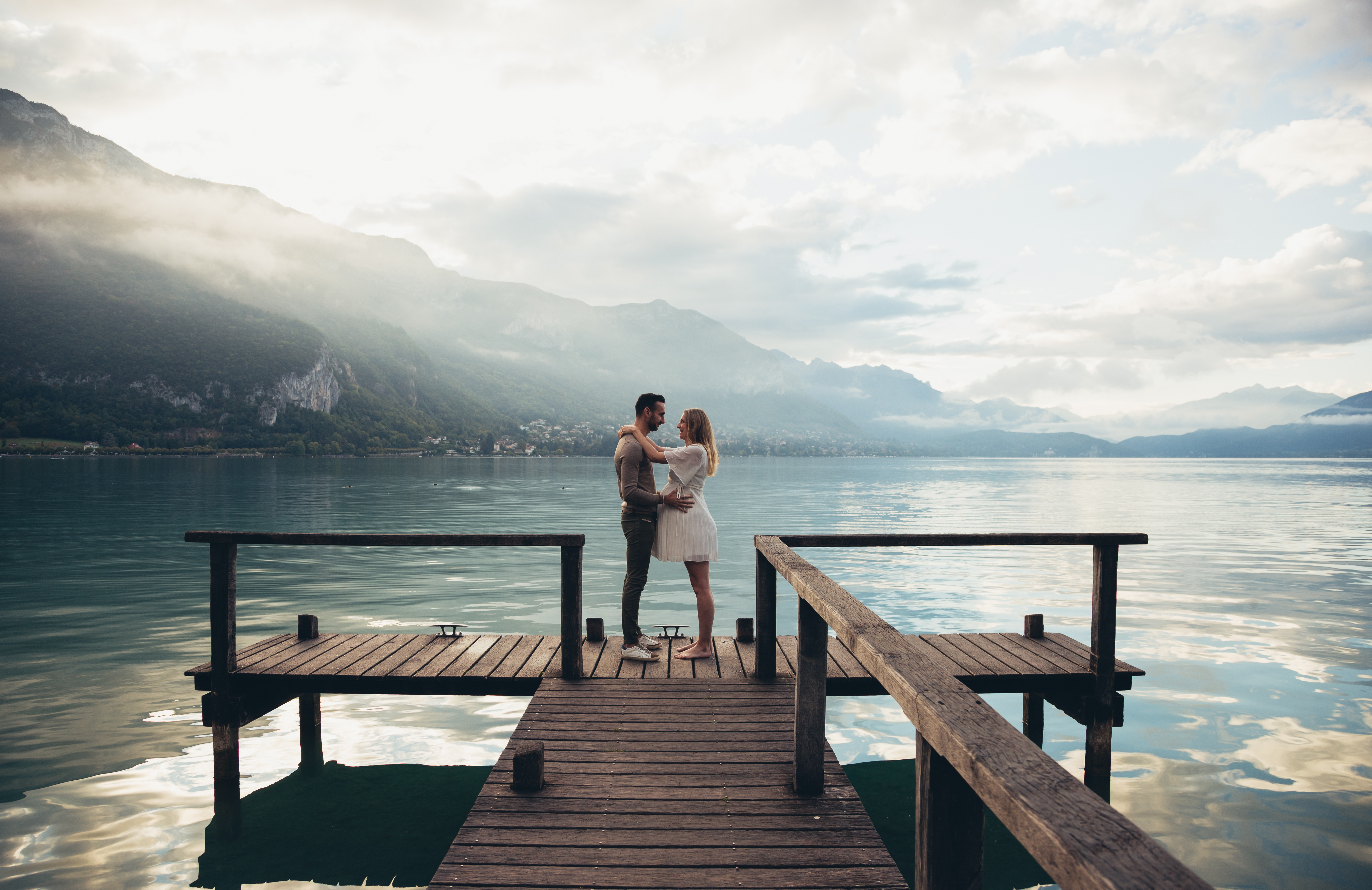 Instant romantique des mariés en lumière naturelle à Annecy
