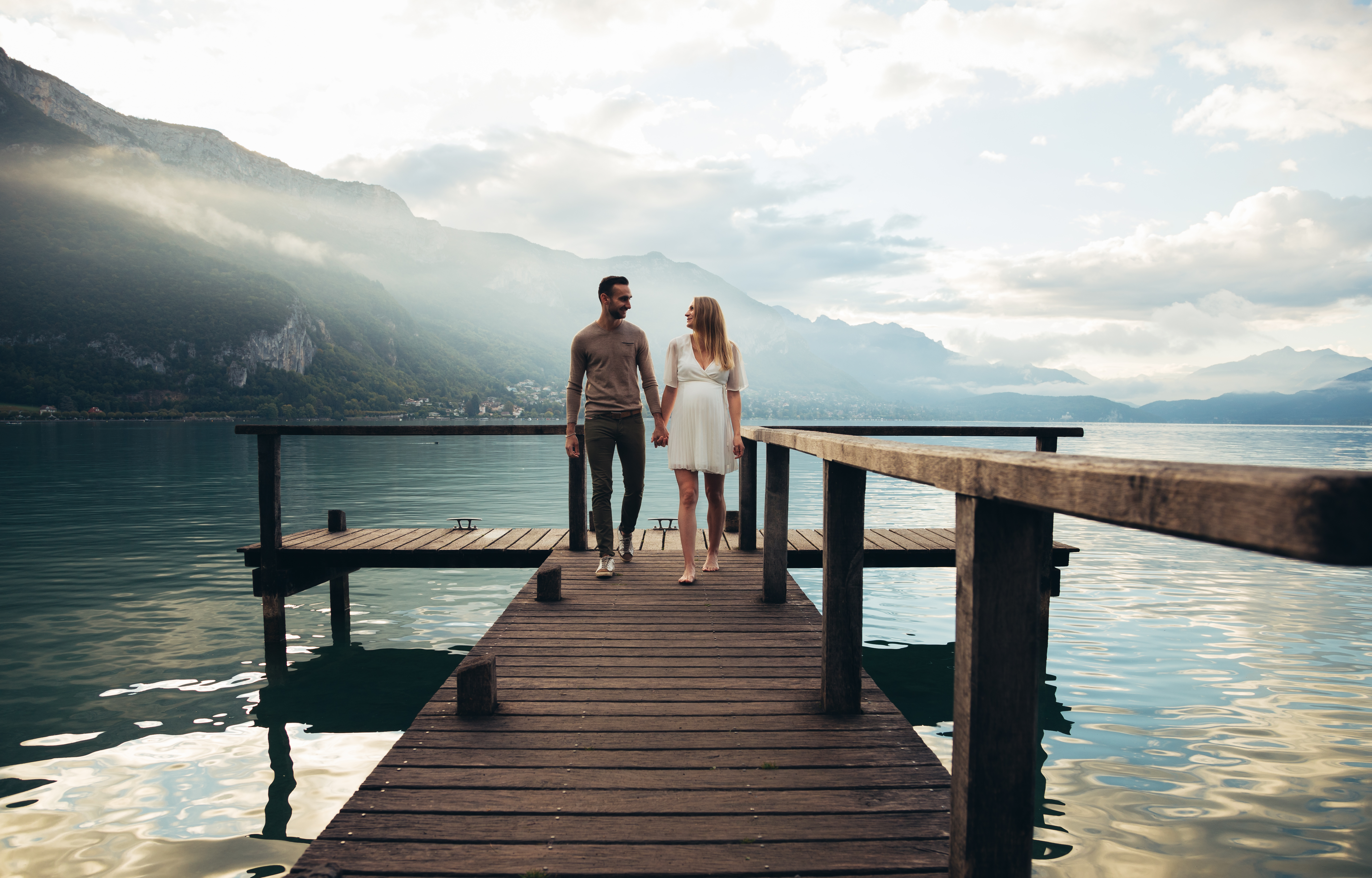 Instant romantique des mariés en lumière naturelle à Annecy