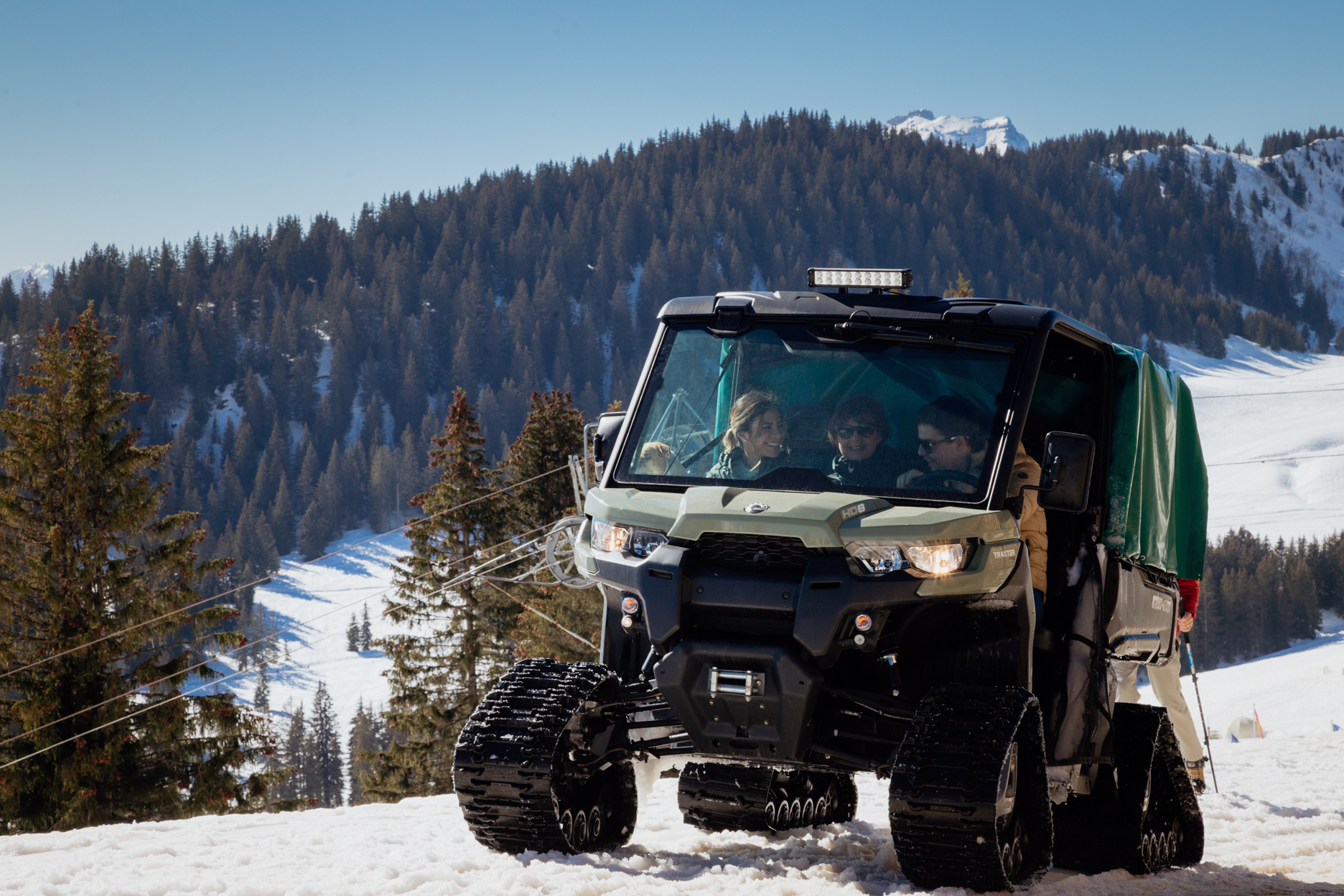 Instant romantique des mariés au sommet d’une montagne capturé par Alex Wong