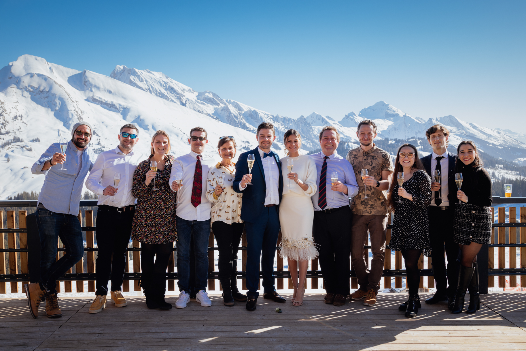 Instant romantique des mariés au sommet d’une montagne capturé par Alex Wong