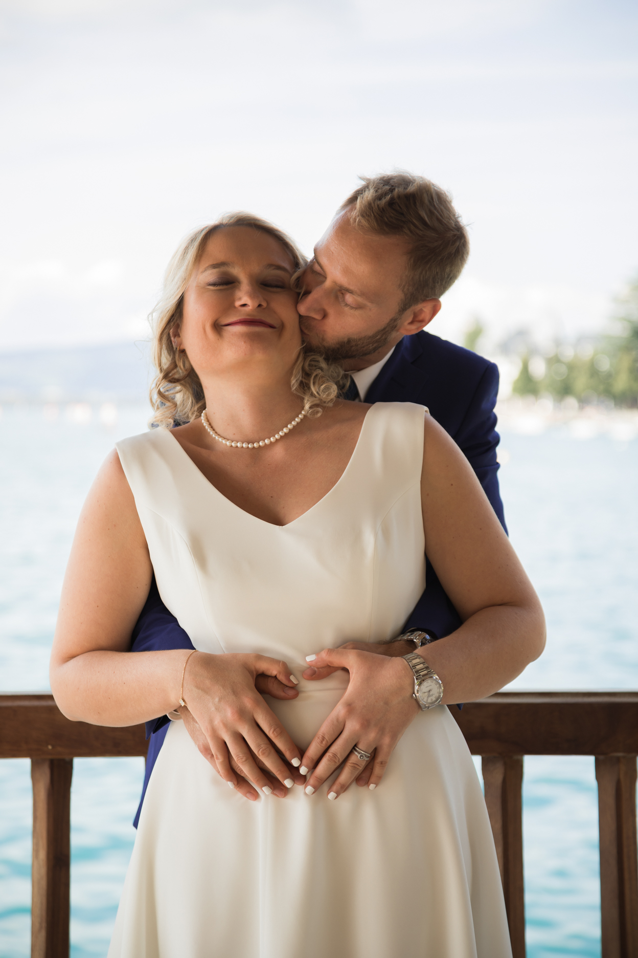 Instant romantique des mariés en lumière naturelle à Annecy capturé par Alex Wong