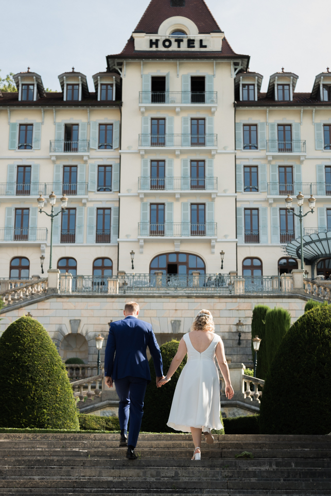 Instant romantique des mariés en lumière naturelle à Annecy capturé par Alex Wong