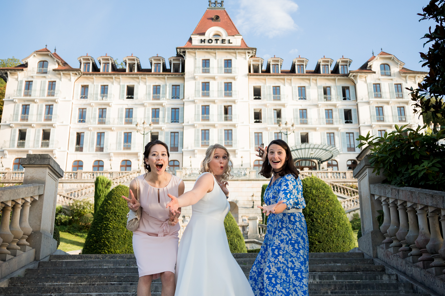 Photo de groupe des invités lors d’un mariage à Annecy par Alex Wong