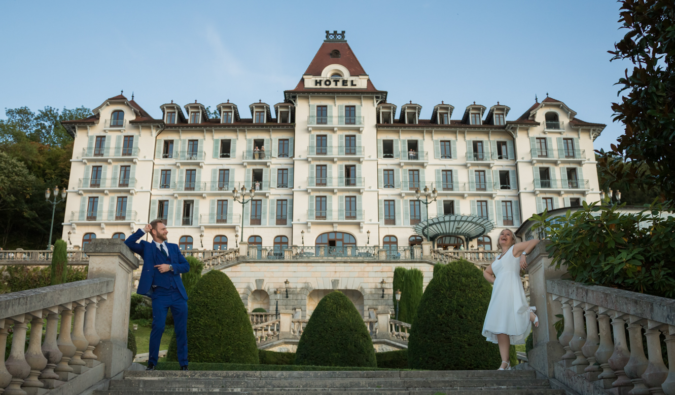Instant romantique des mariés en lumière naturelle à Annecy capturé par Alex Wong