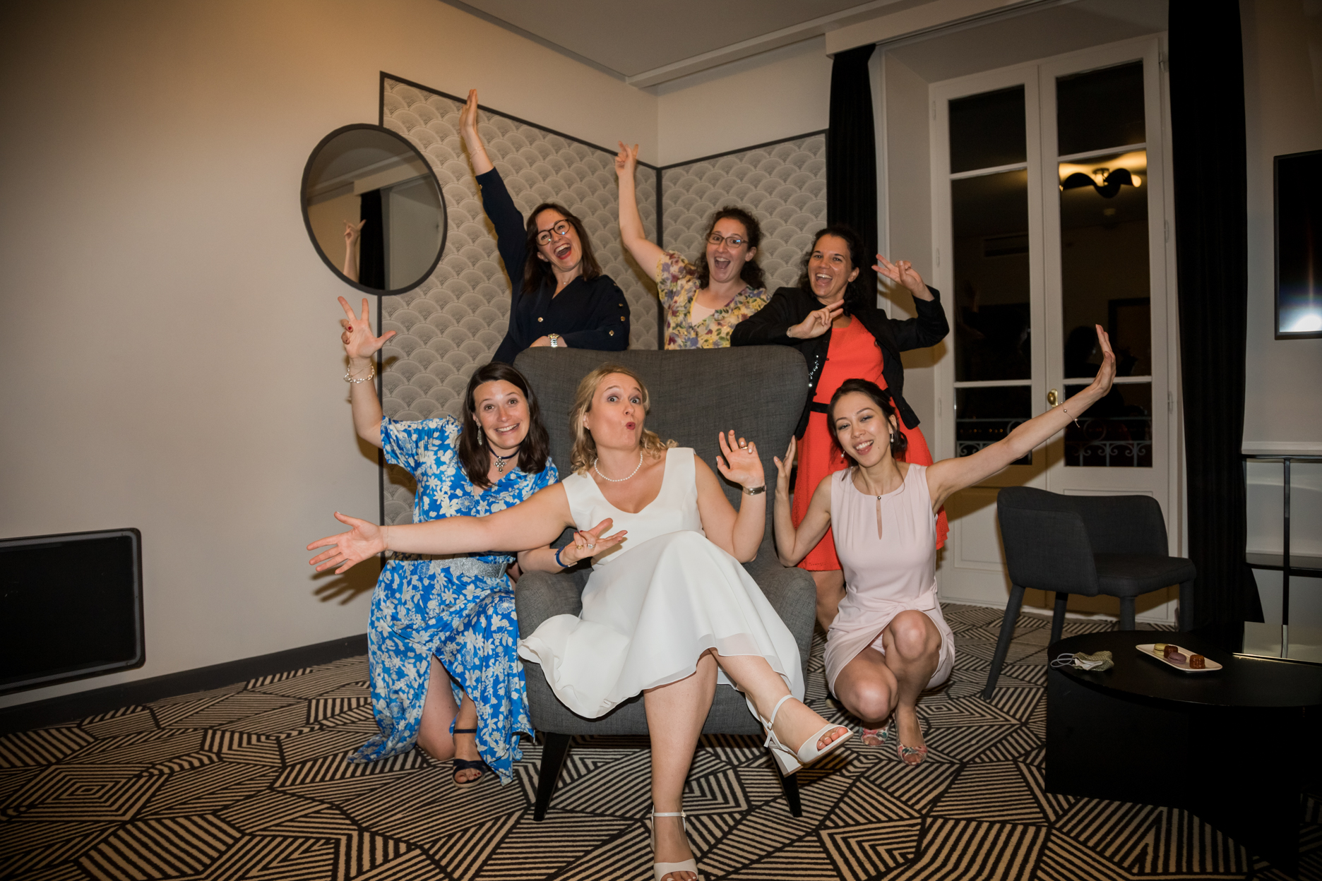 Photo de groupe des invités lors d’un mariage à Annecy par Alex Wong