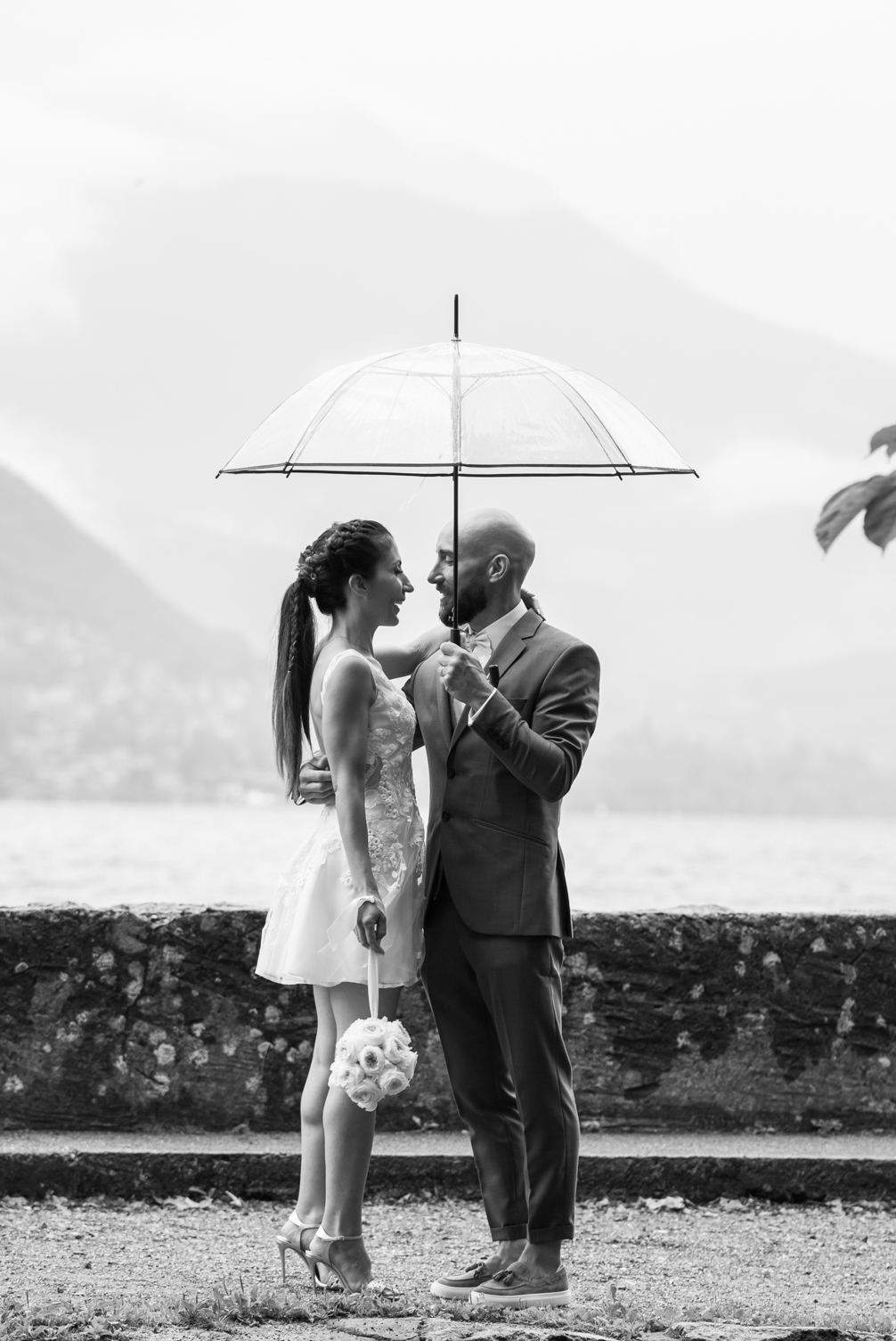 Séance photo romantique de mariage au bord du lac d’Annecy réalisée par Alex Wong