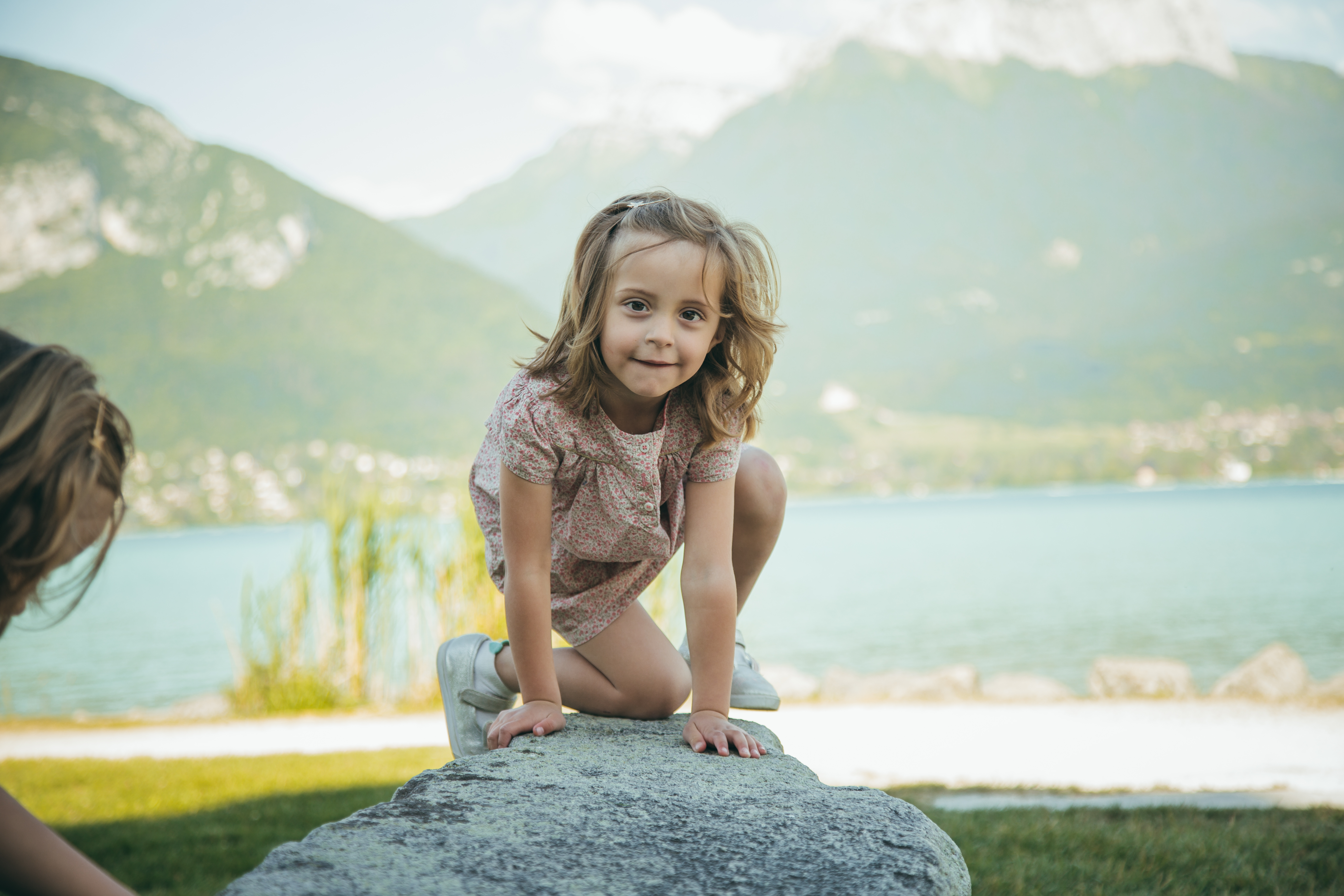 Famille souriante posant devant le lac d’Annecy