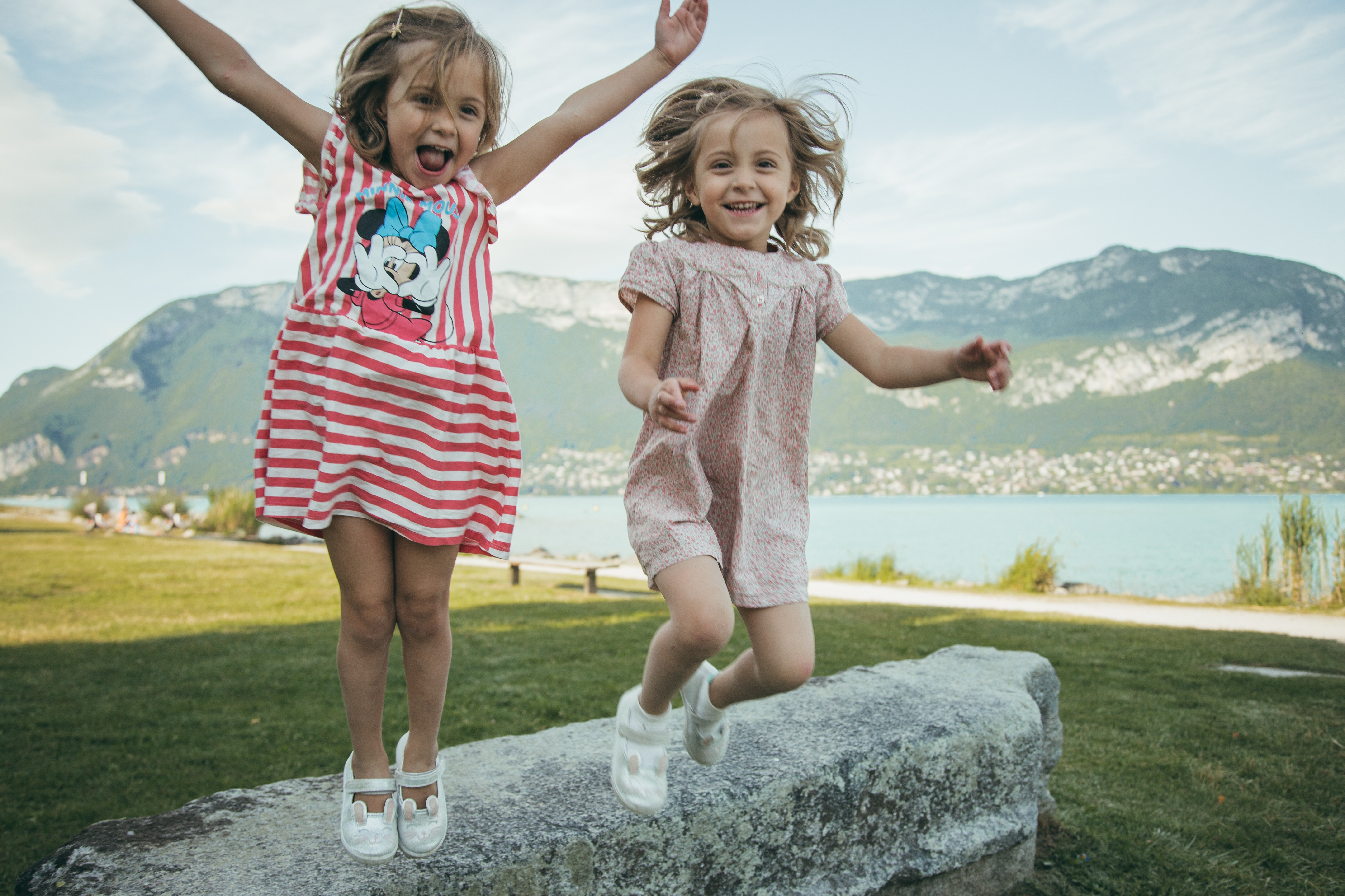 Famille souriante posant devant le lac d’Annecy