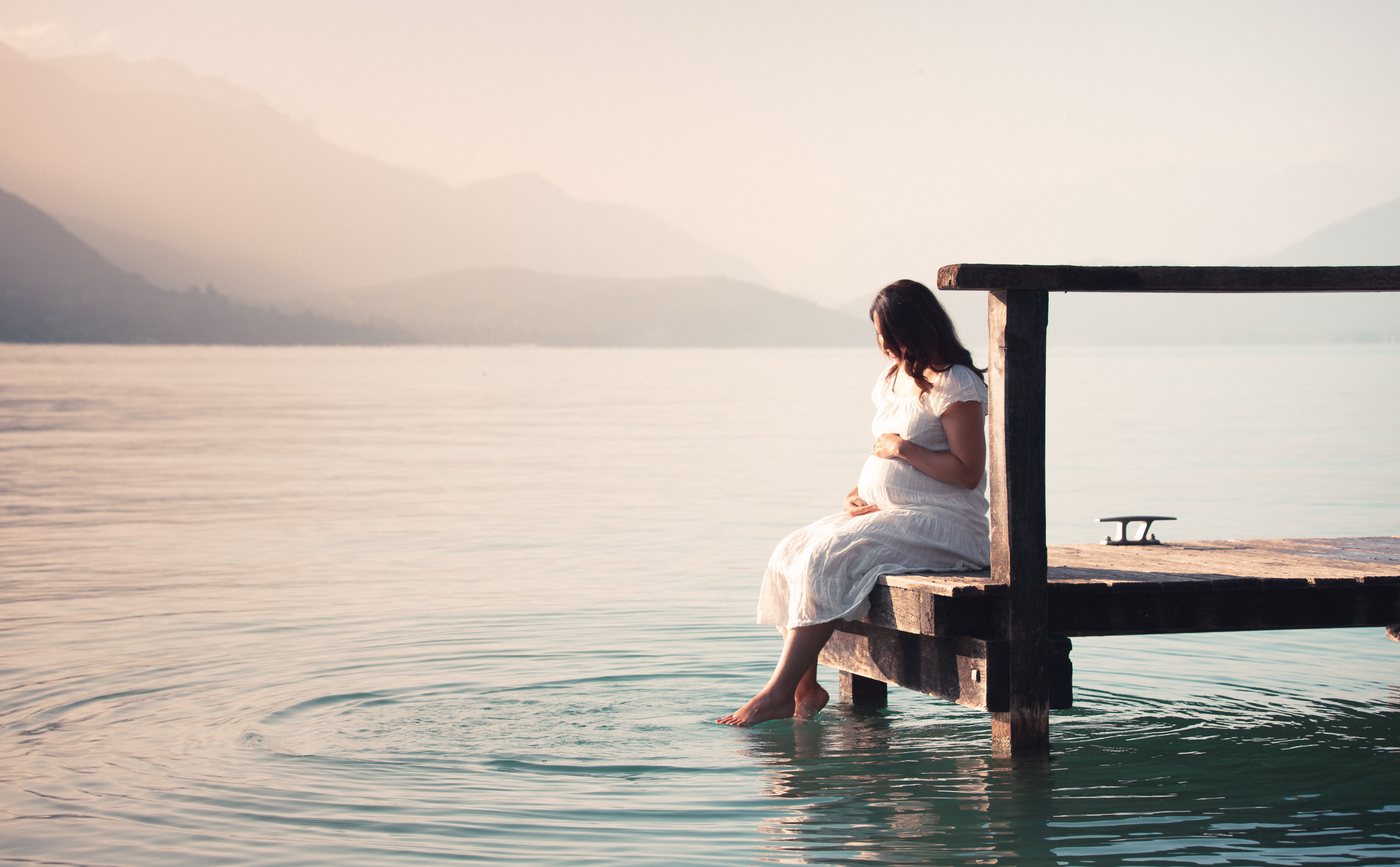 Couple s’embrassant devant un paysage naturel à Annecy