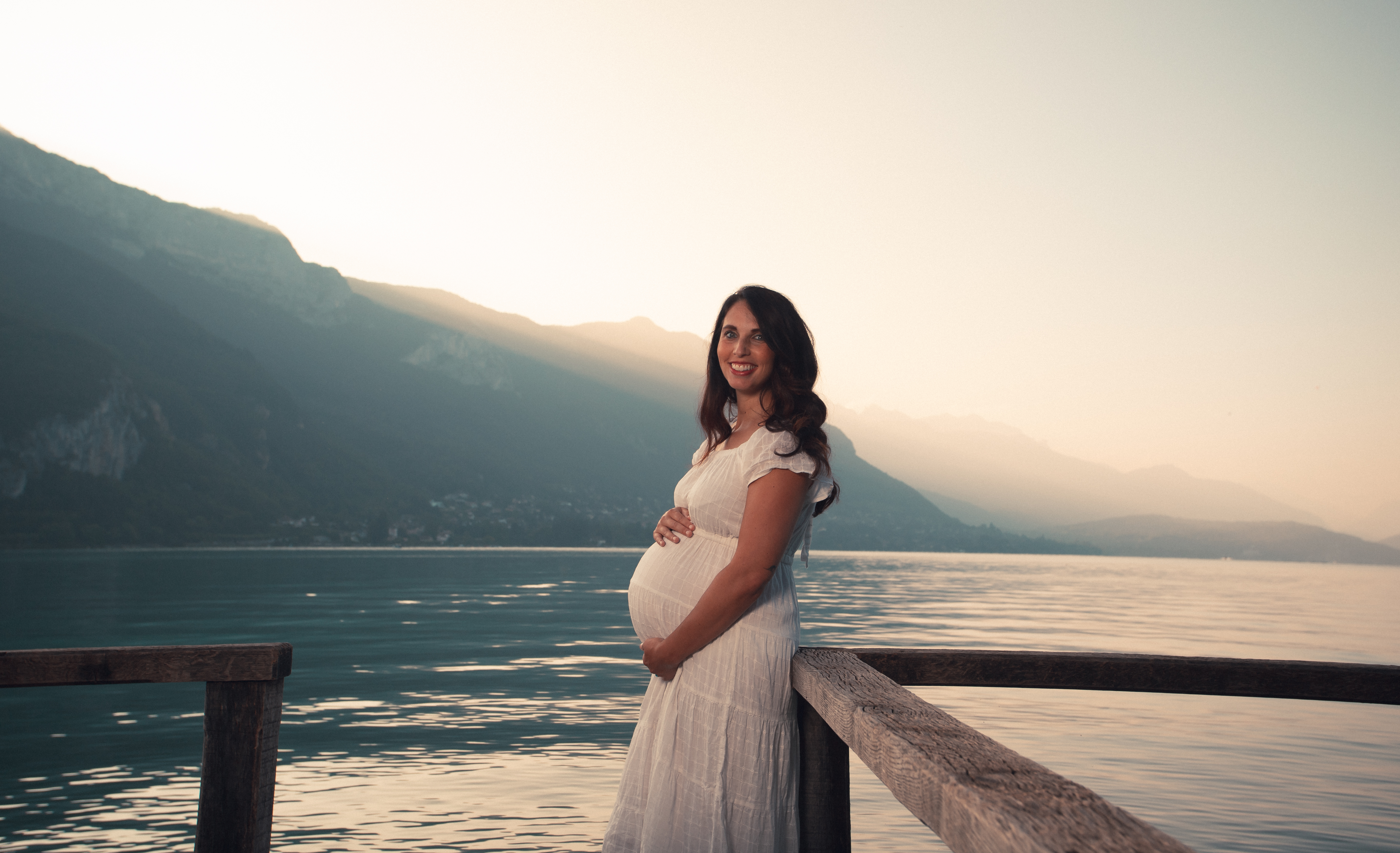 Couple s’embrassant devant un paysage naturel à Annecy