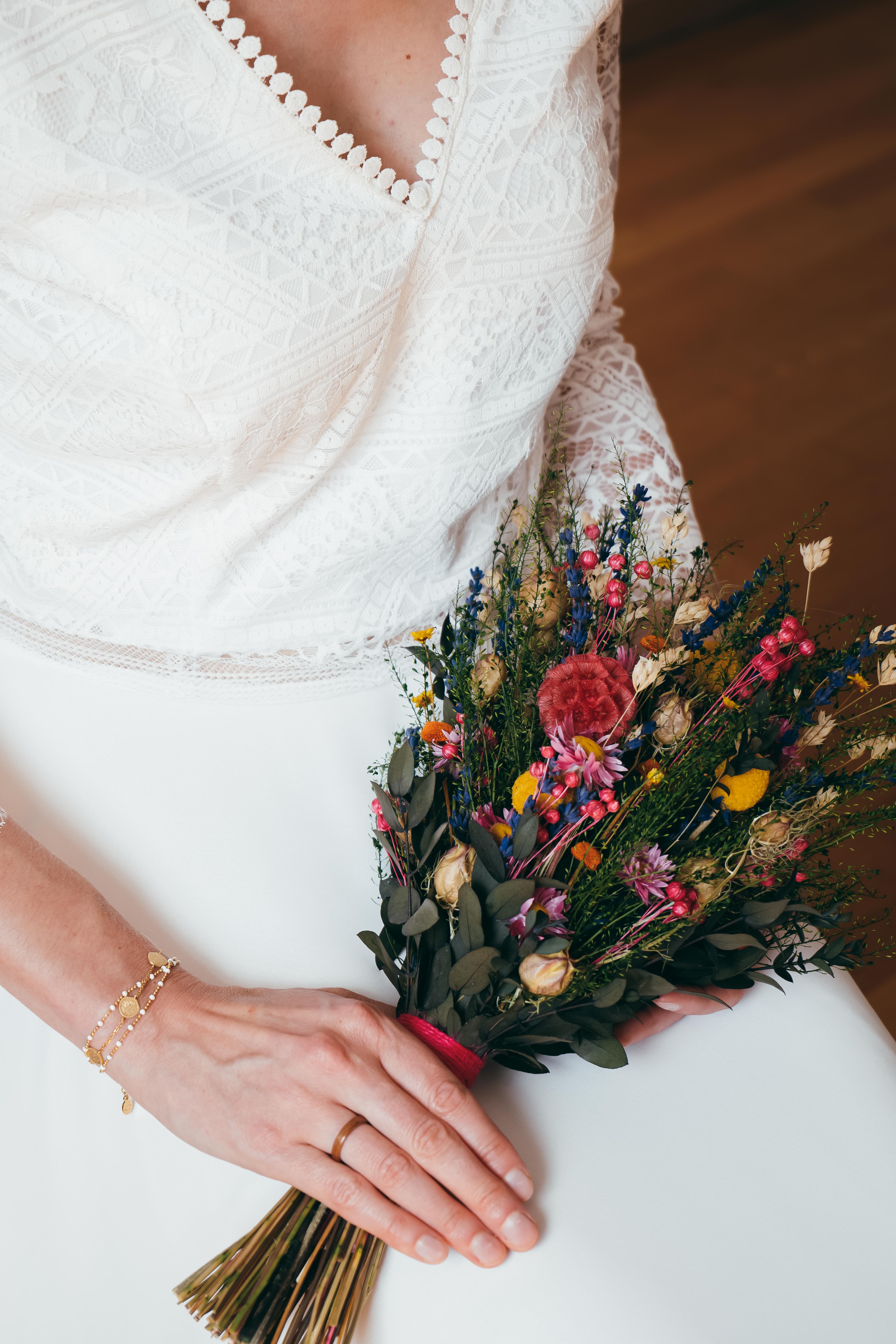 Préparatifs de la mariée en studio à Annecy avant la séance photo au lac, par Alex Wong