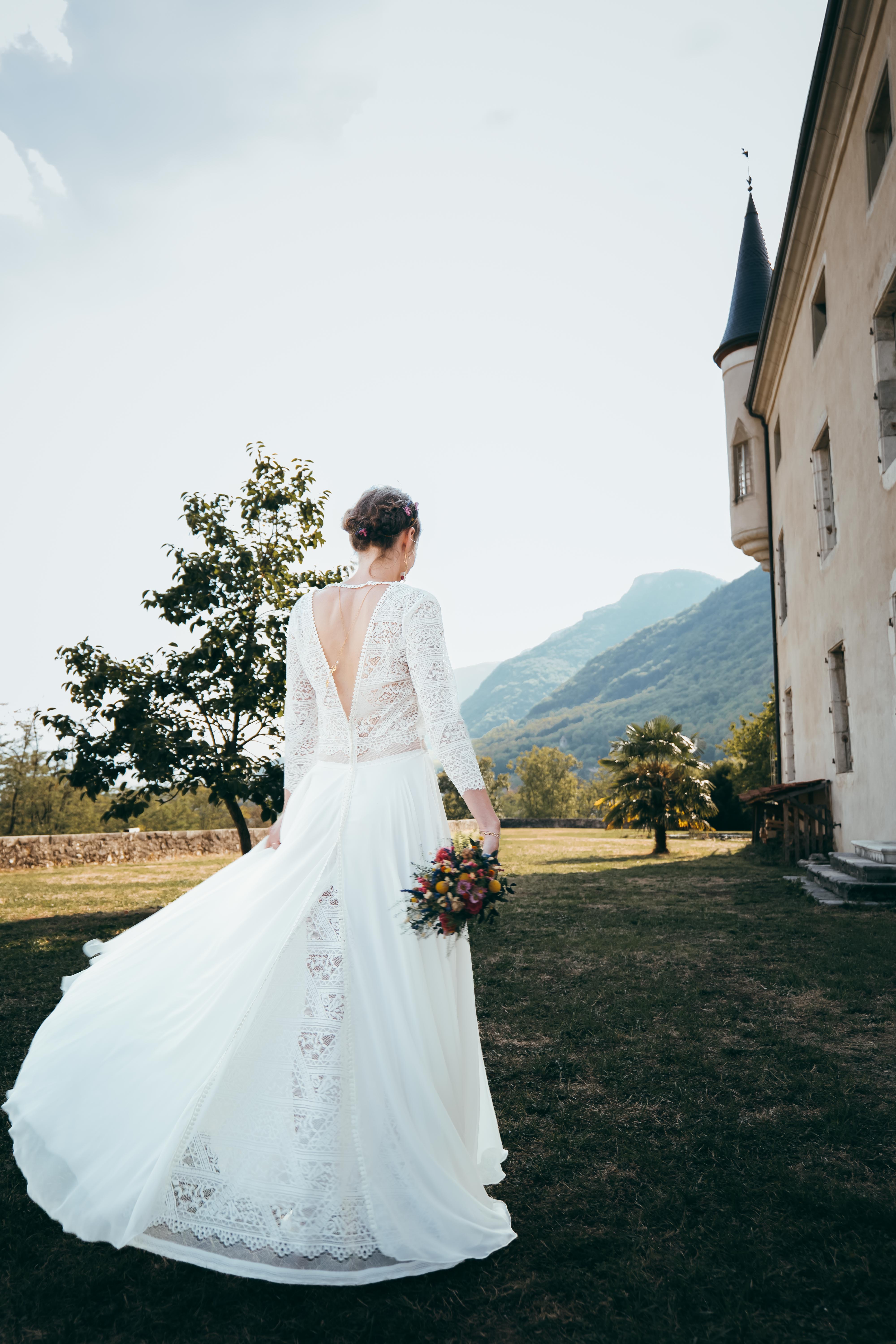 Préparatifs de la mariée en studio à Annecy avant la séance photo au lac, par Alex Wong