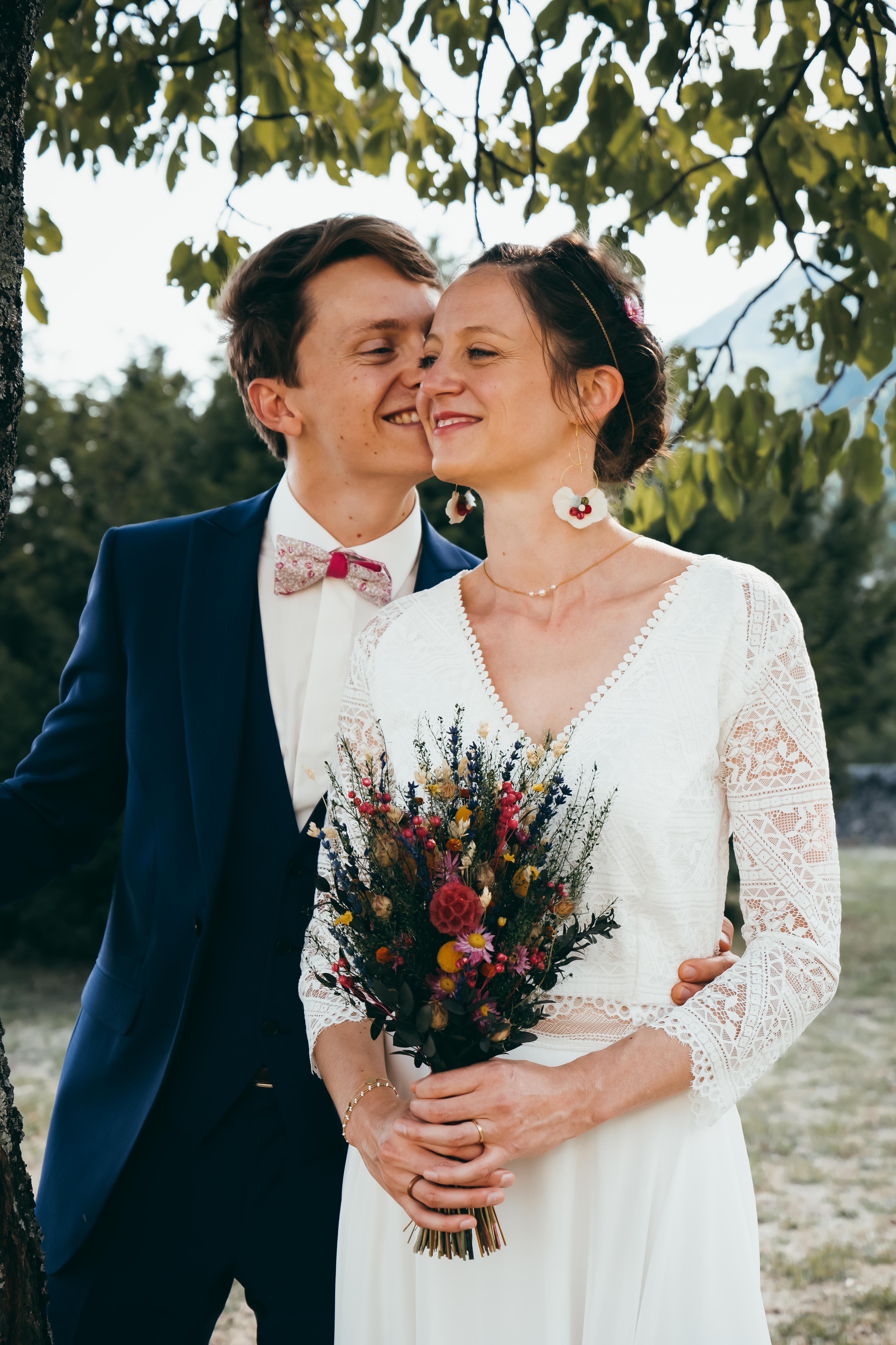 Instant romantique des mariés en lumière naturelle au bord du lac d’Annecy capturé par Alex Wong