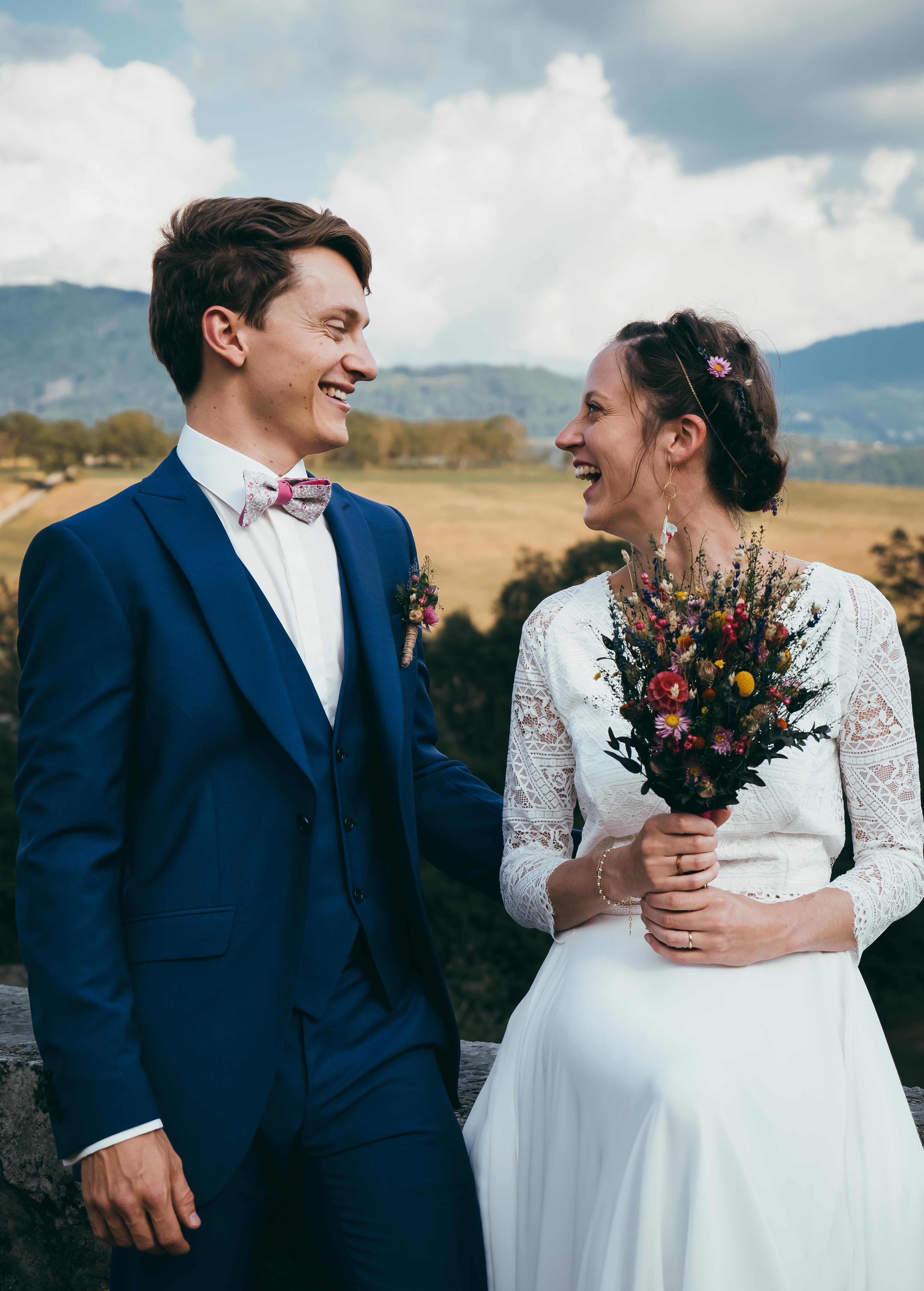 Instant romantique des mariés en lumière naturelle au bord du lac d’Annecy capturé par Alex Wong