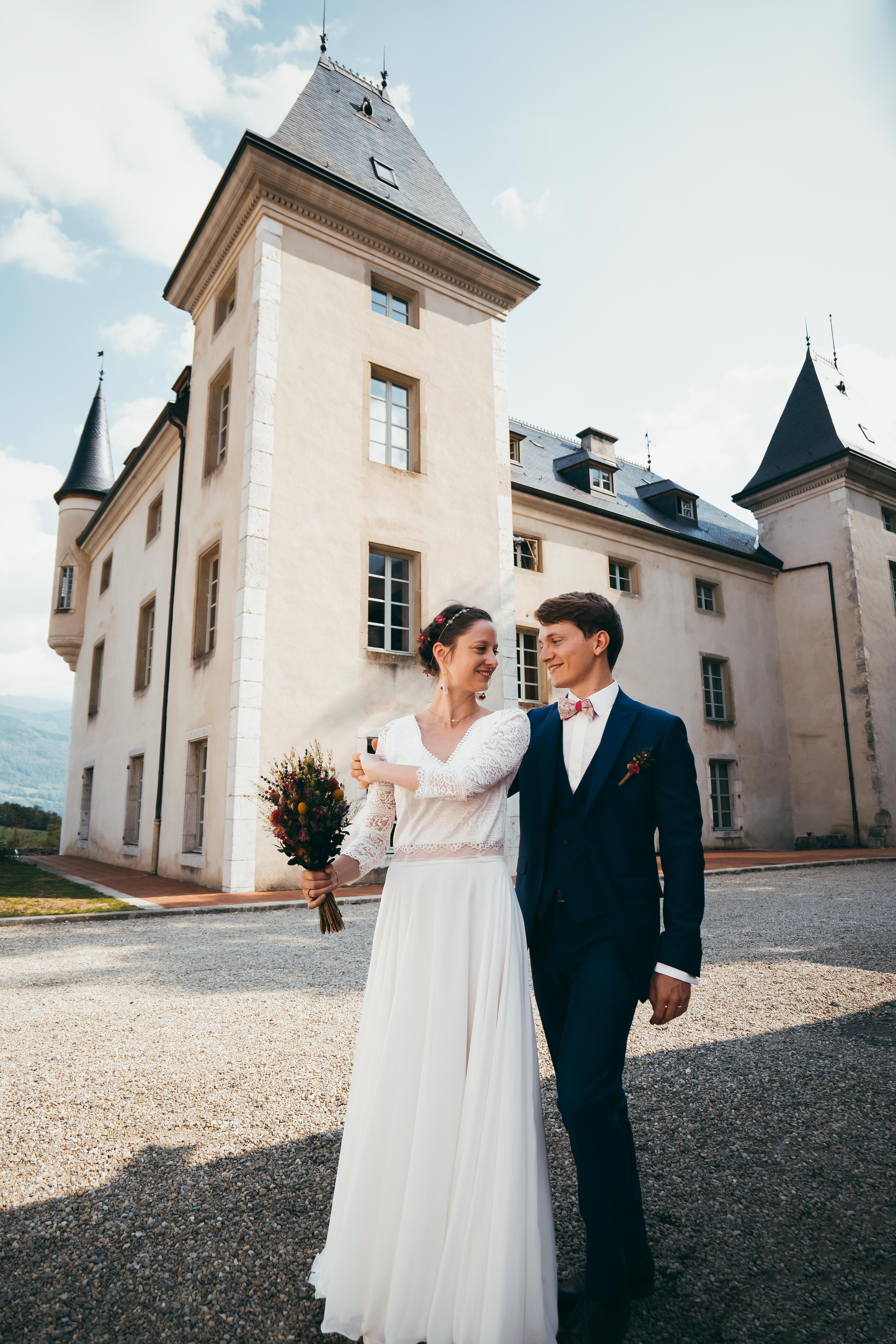 Couple de mariés échangeant leurs vœux dans un château à Annecy, photo par Alex Wong