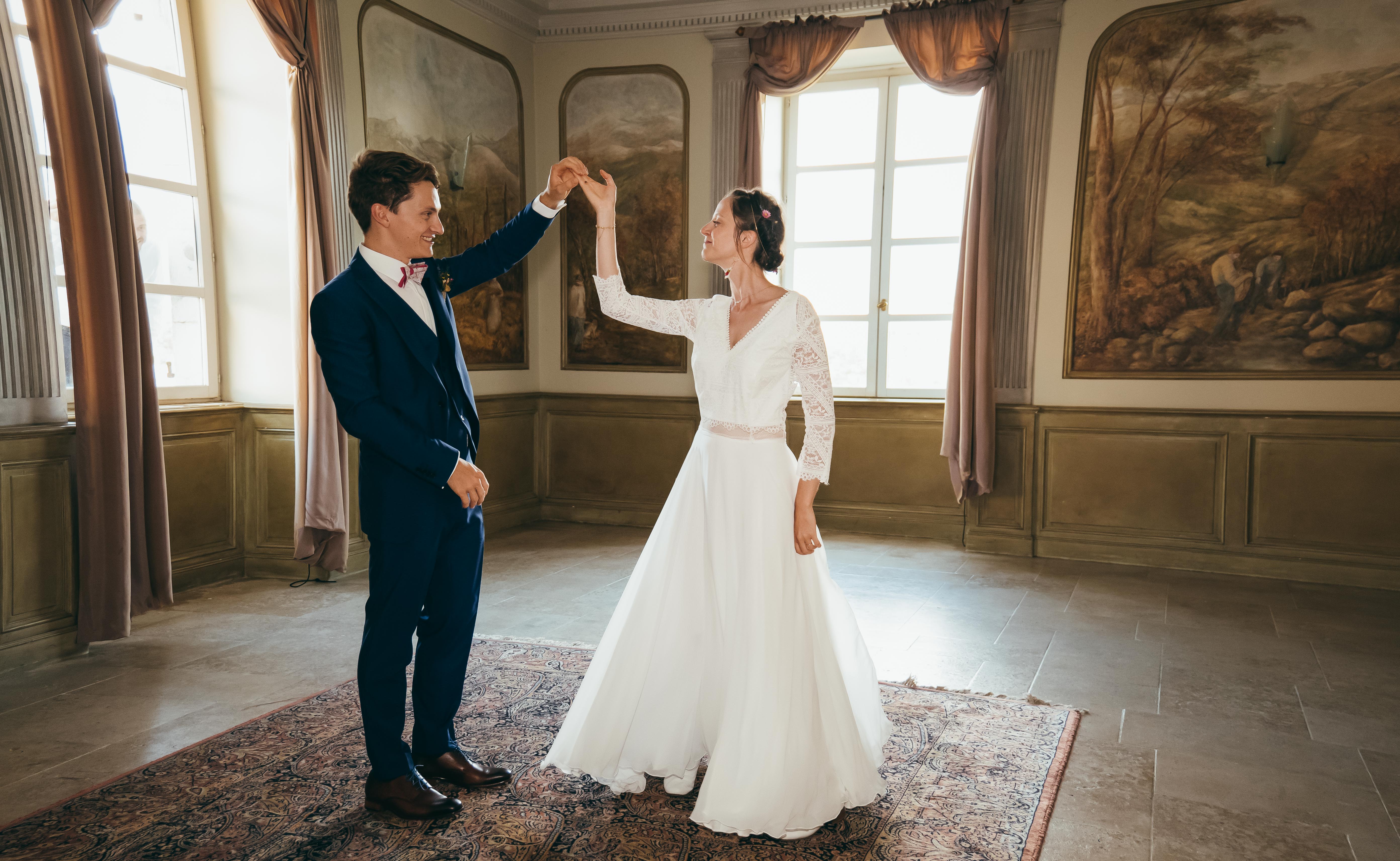 Couple de mariés échangeant leurs vœux dans un château à Annecy, photo par Alex Wong
