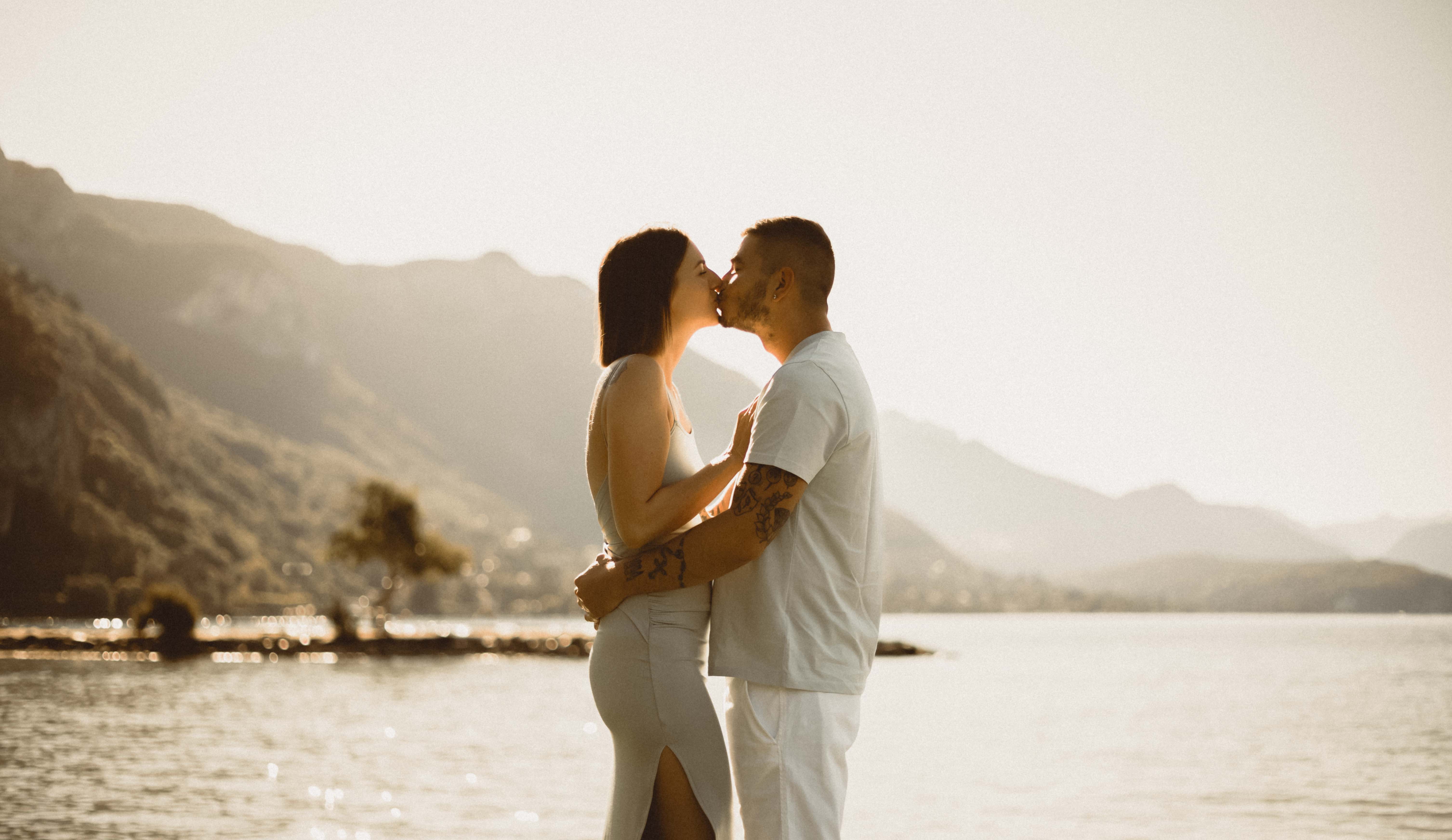 Photo couple romantique Annecy Genève – Alex Wong